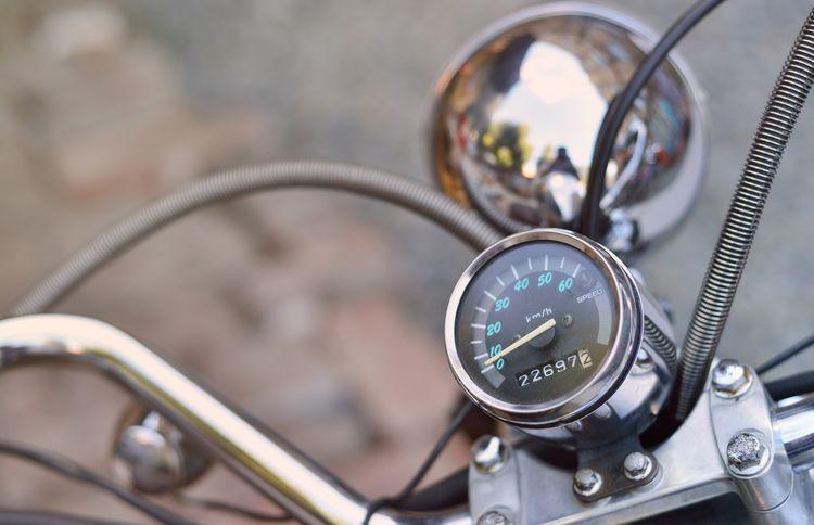Riding a Manual Bike ? Here's how to Make the best Fuel Mileage Out of it