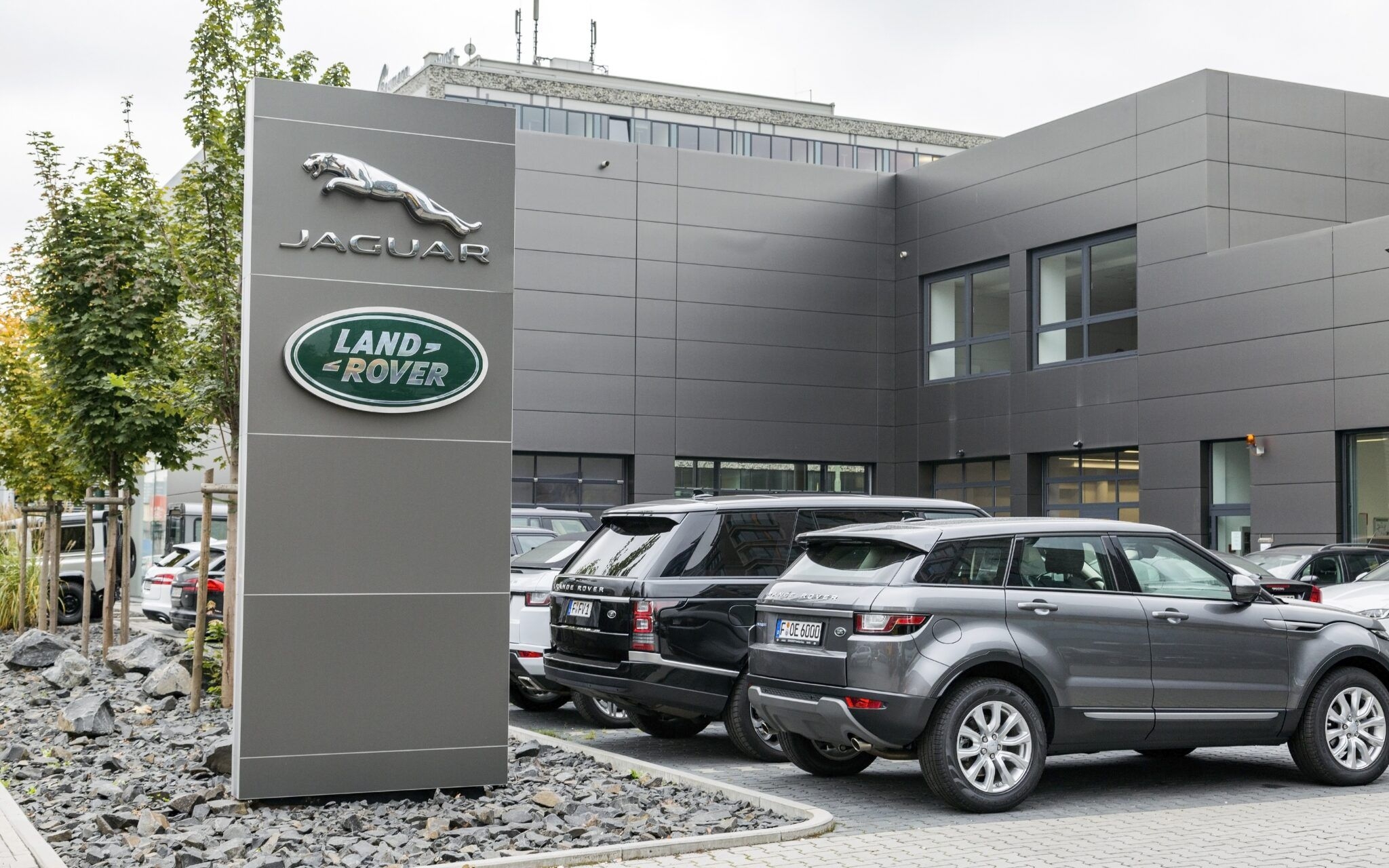 “Baby” Land Rover Defender EV to Be Released in 2027 feature image