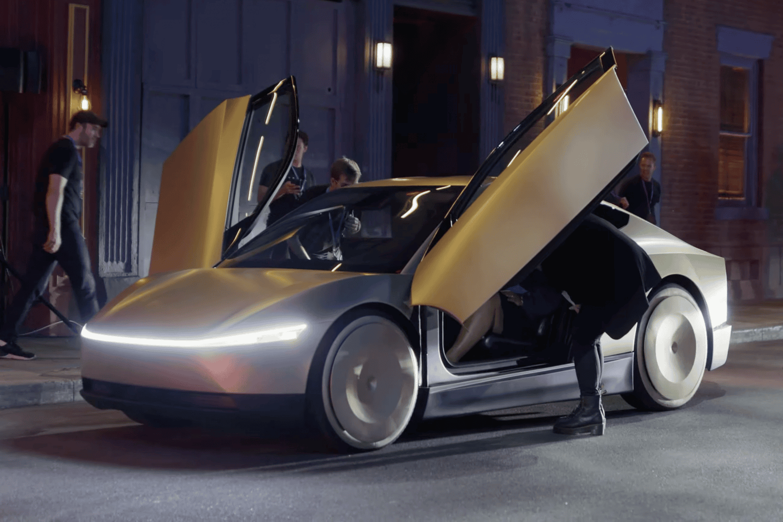 නිදාගෙන යා හැකි සුක්කානමක් නැති අලුත්ම ටෙස්ලා මෝටර් රථය මෙන්න feature image