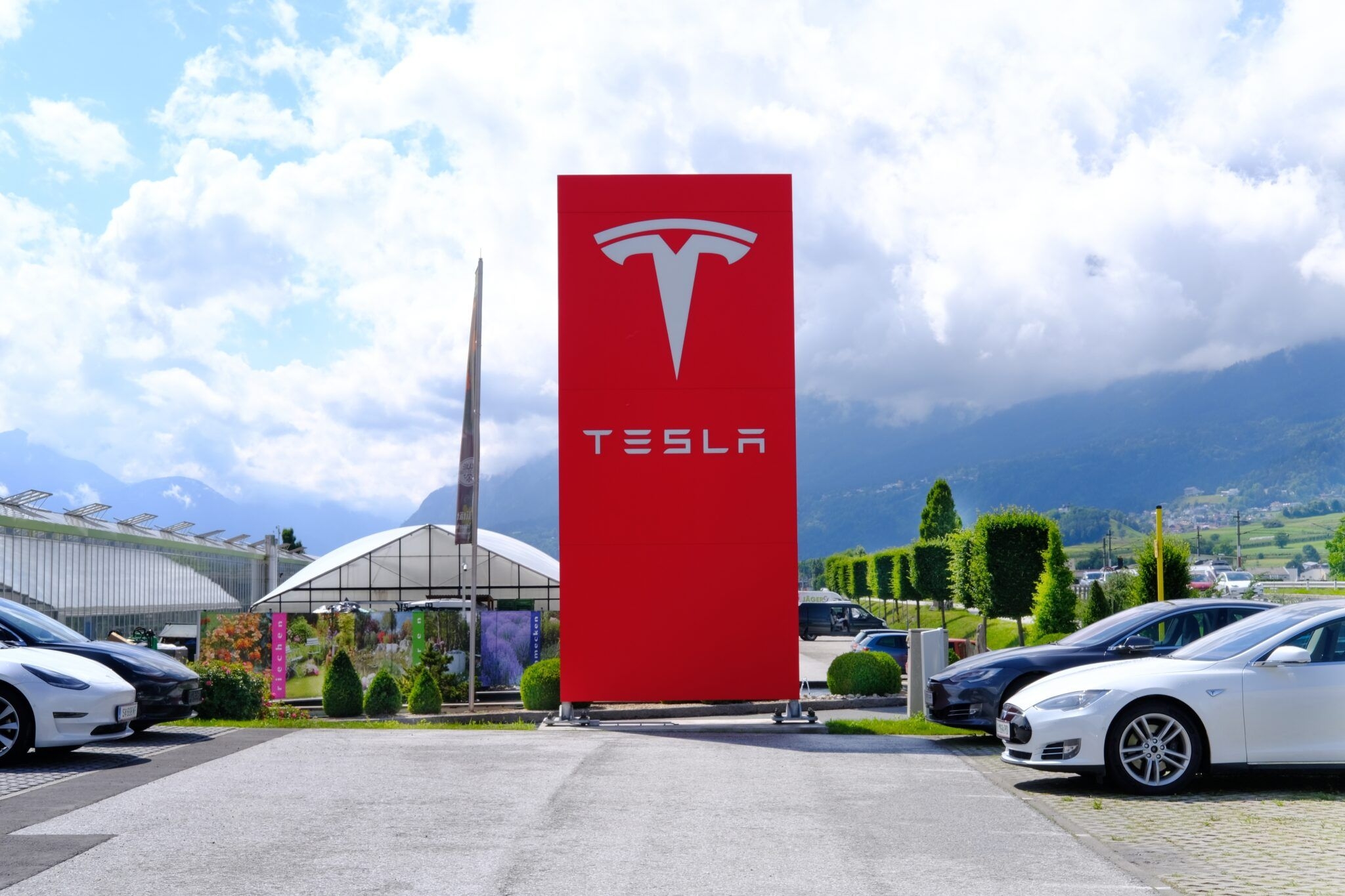 Tesla in Talks to Set Up a Factory in India for Electric Cars feature image