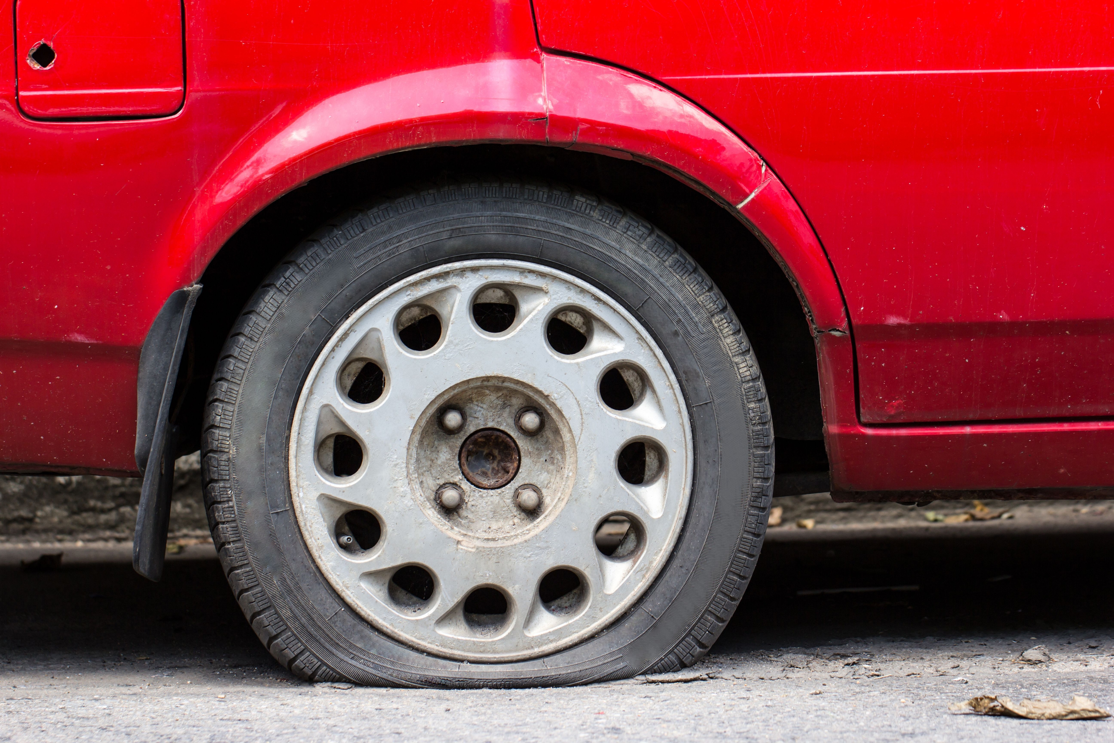 What to Do If Your Car Gets a Flat Tire feature image
